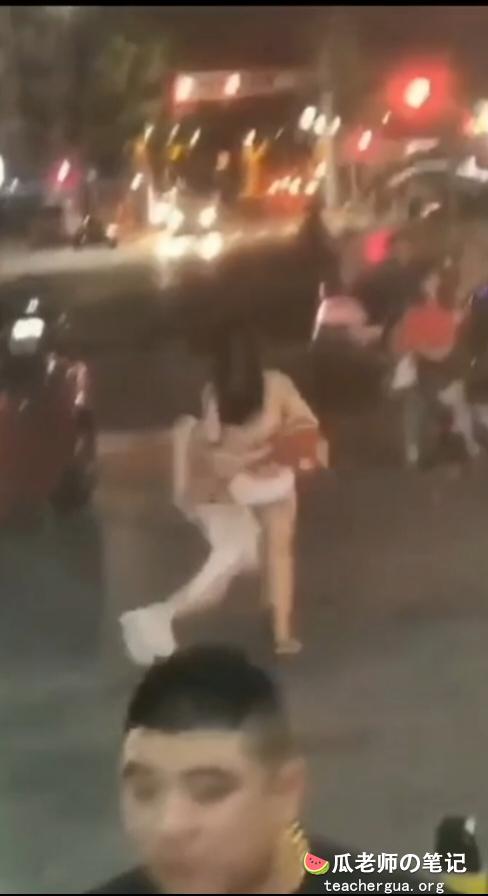 【苏州汉服女脱衣舞事件门】苏州观前街一名汉服女当街大跳脱衣舞 是哪位瓜友发布任务了吗？