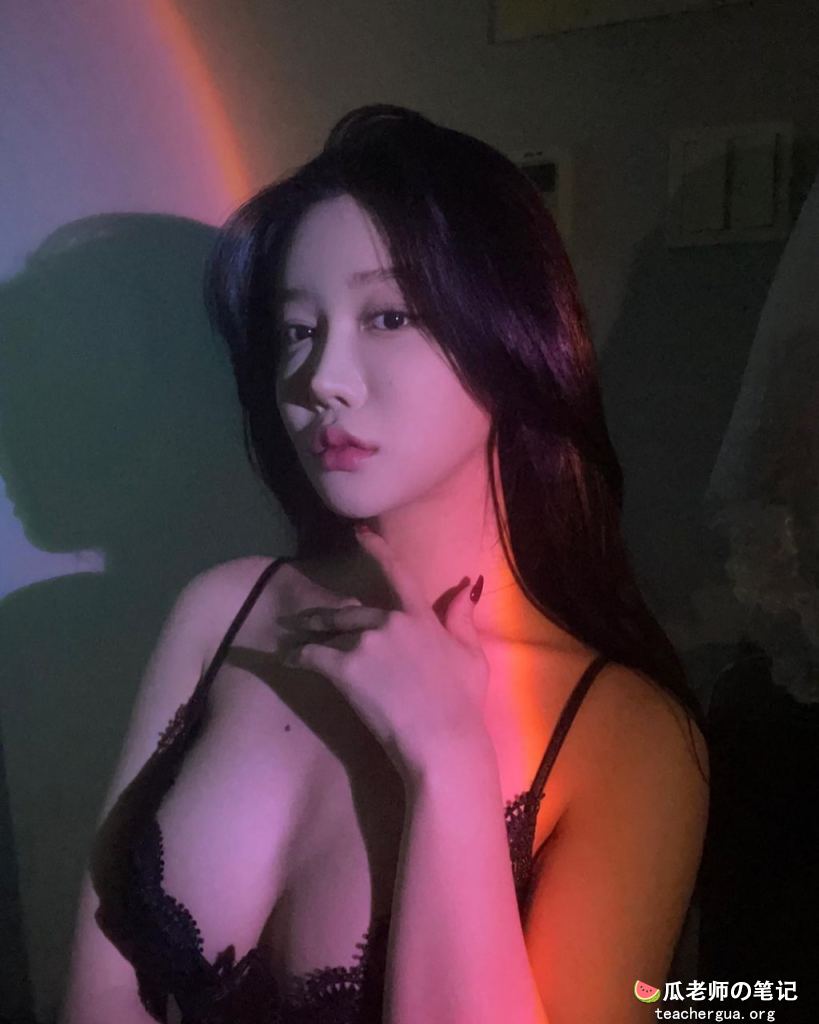 Onlyfans 韩国颜值大长腿博主eemiim 付费视频流出